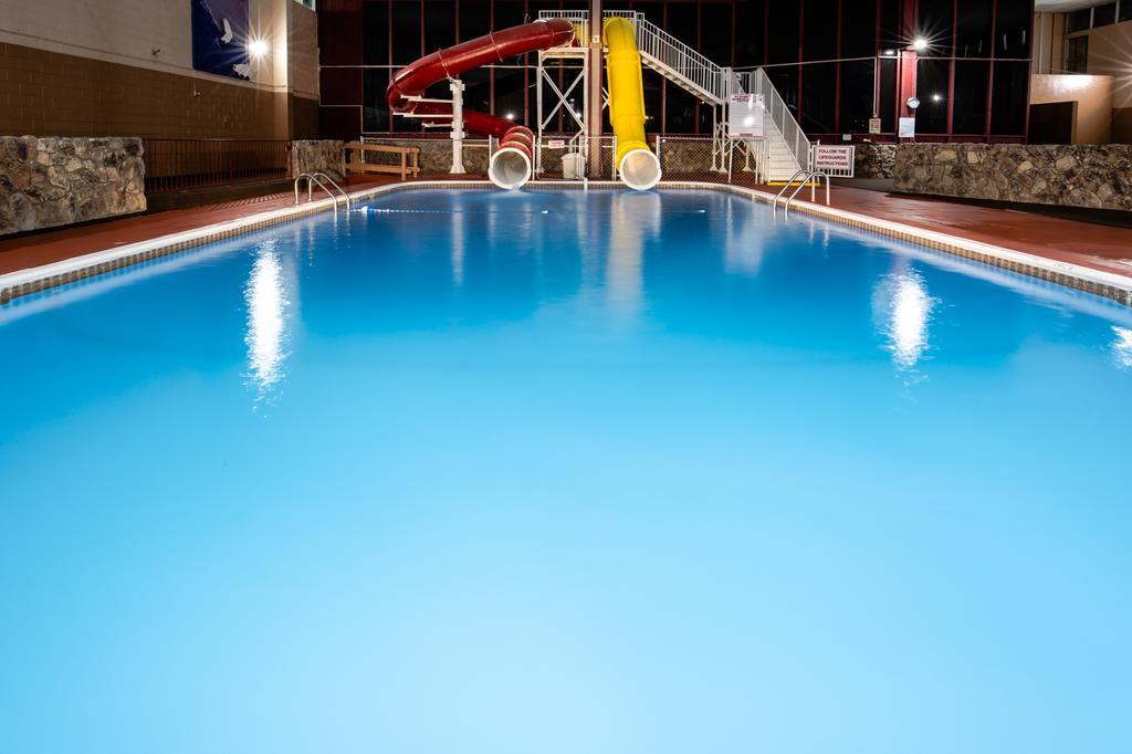 Ramada By Wyndham Medford Hotel & Conference Center Exterior foto