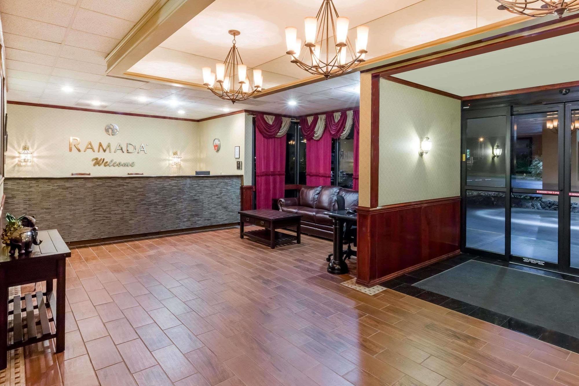 Ramada By Wyndham Medford Hotel & Conference Center Exterior foto