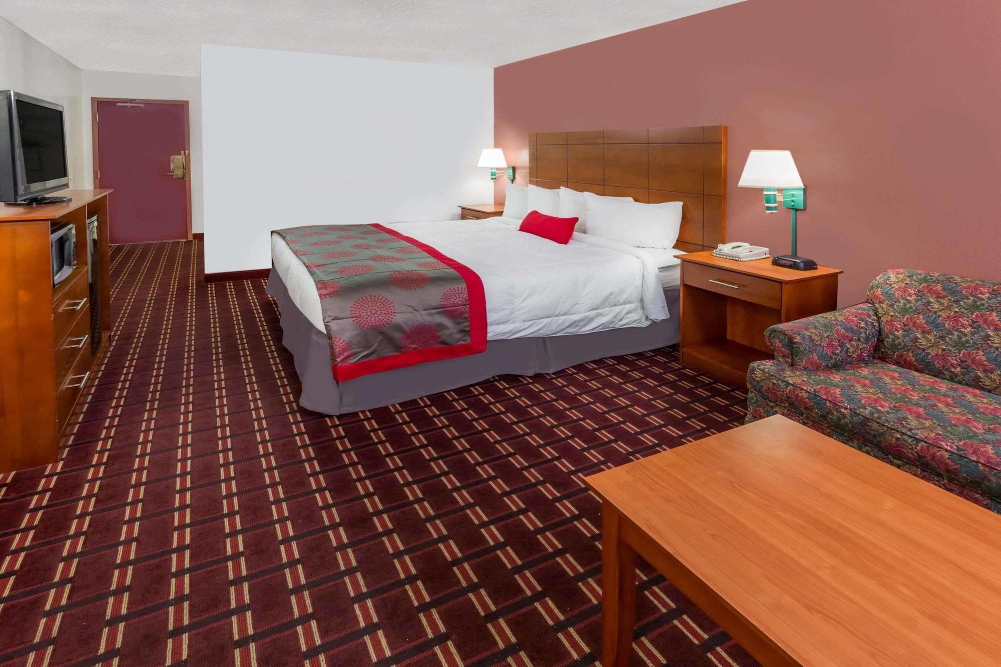 Ramada By Wyndham Medford Hotel & Conference Center Exterior foto