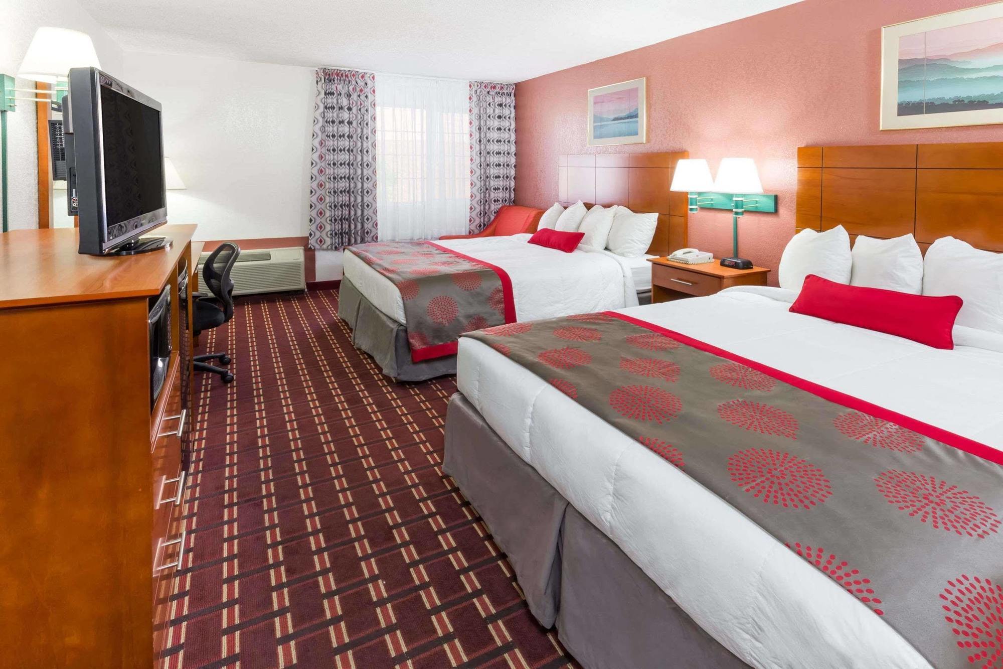 Ramada By Wyndham Medford Hotel & Conference Center Exterior foto