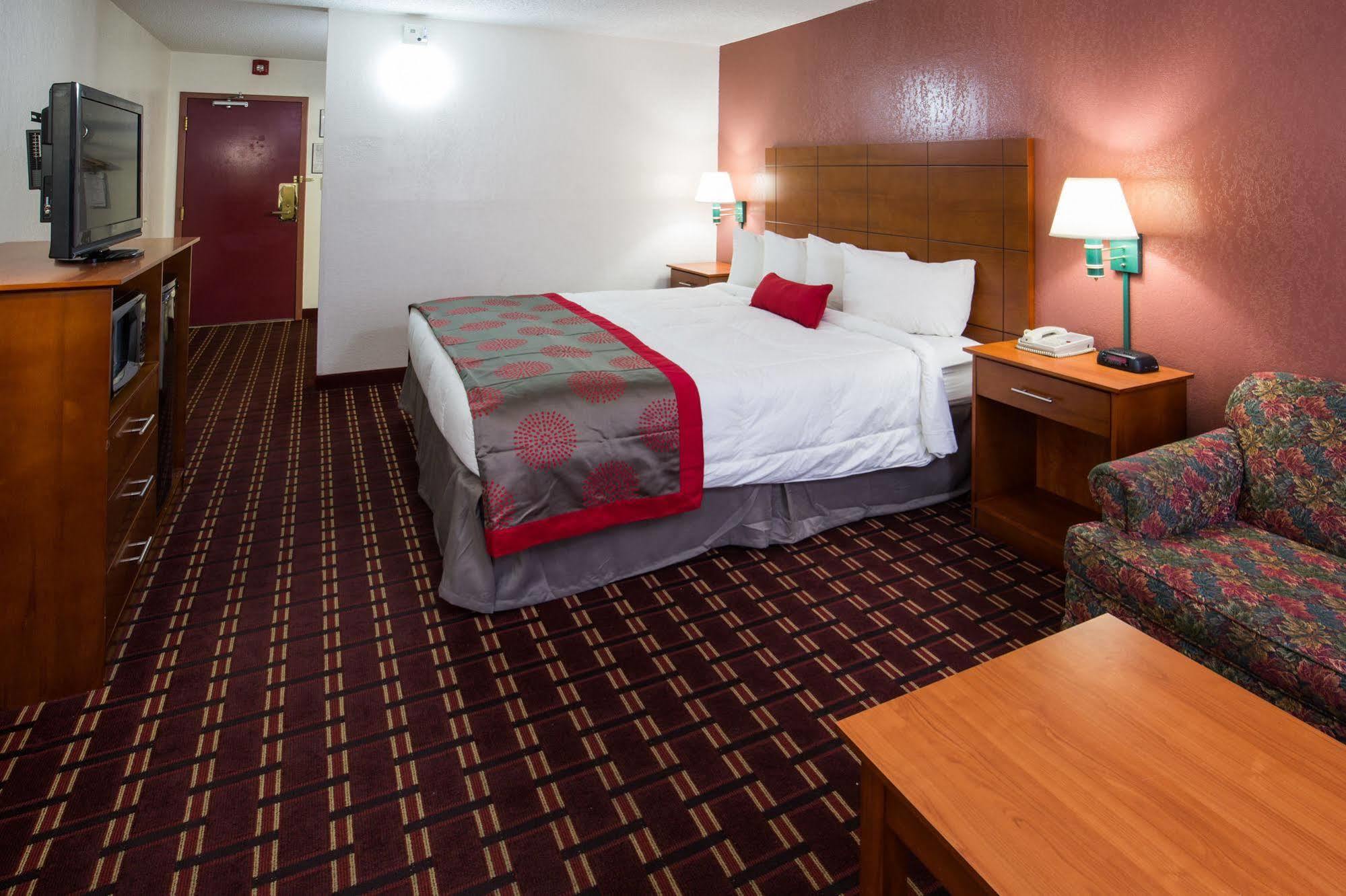 Ramada By Wyndham Medford Hotel & Conference Center Exterior foto