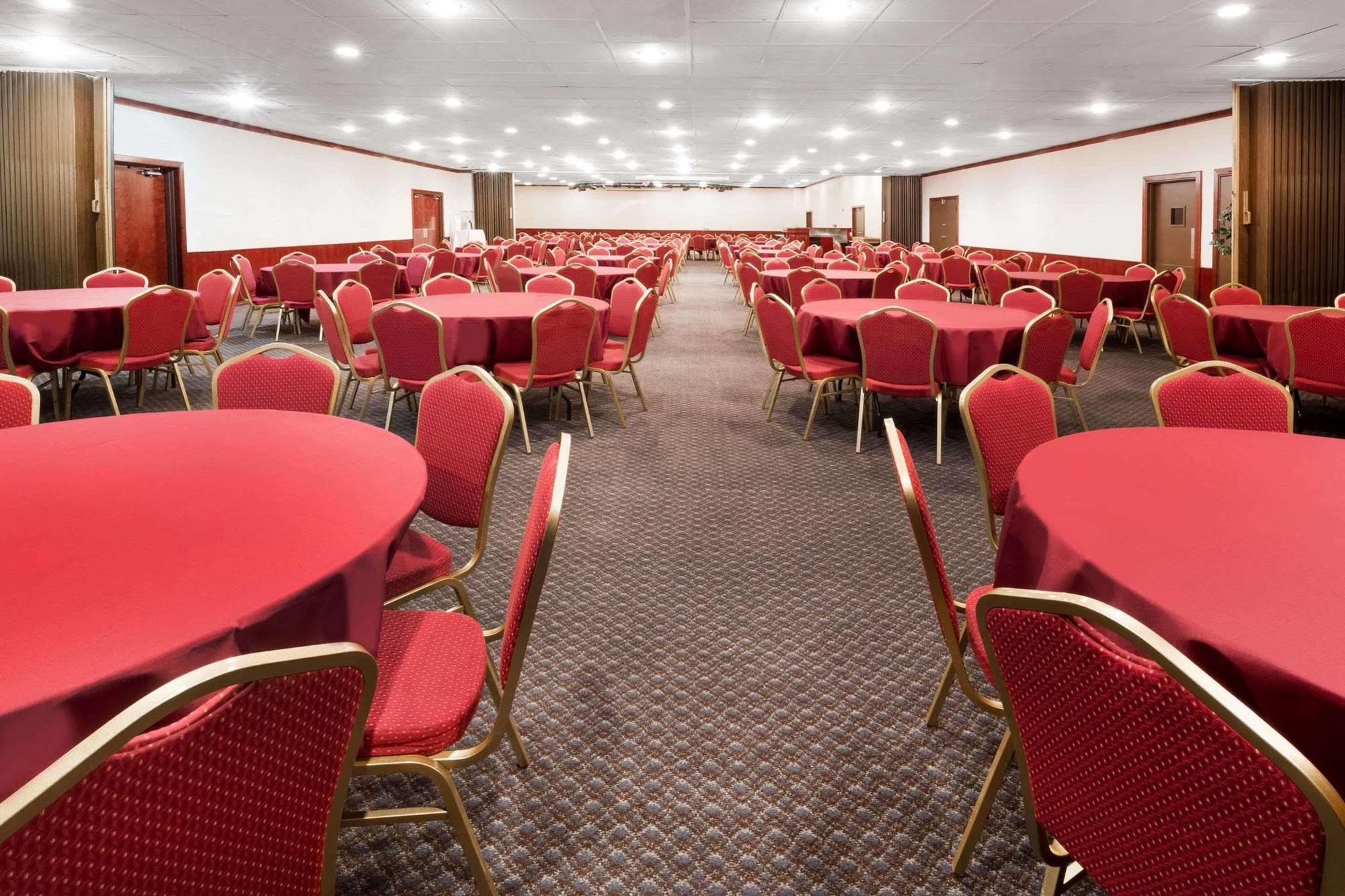 Ramada By Wyndham Medford Hotel & Conference Center Exterior foto