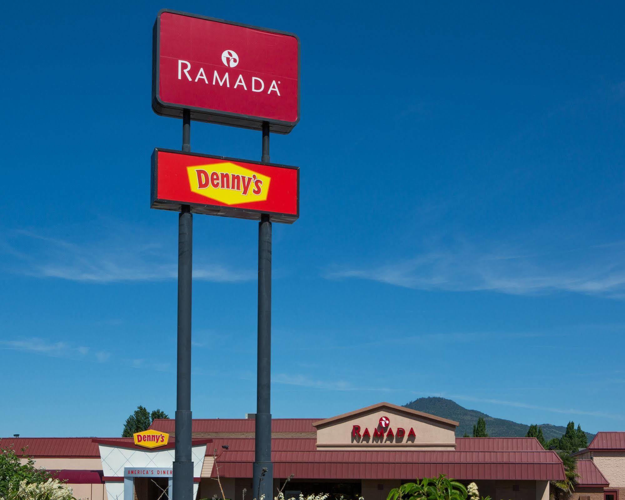 Ramada By Wyndham Medford Hotel & Conference Center Exterior foto