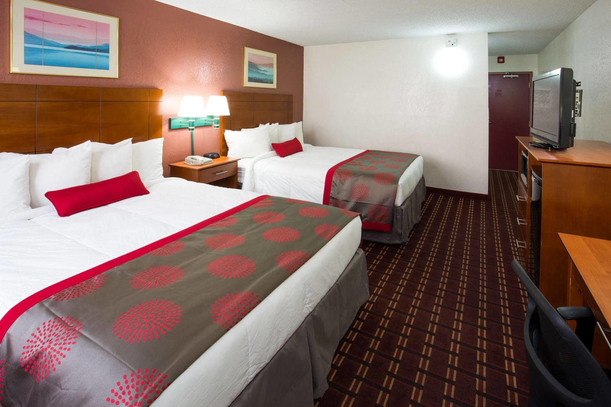 Ramada By Wyndham Medford Hotel & Conference Center Exterior foto