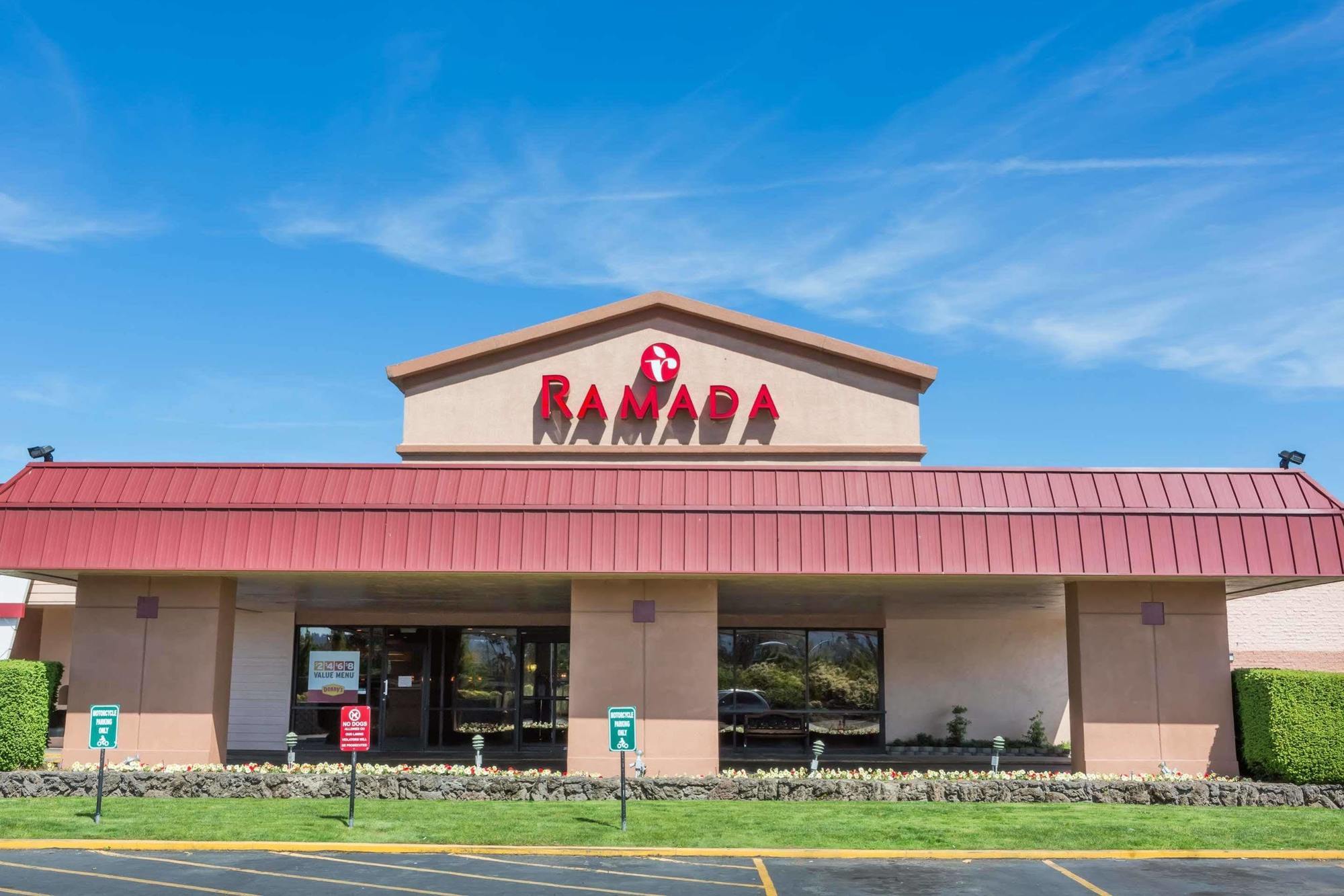 Ramada By Wyndham Medford Hotel & Conference Center Exterior foto