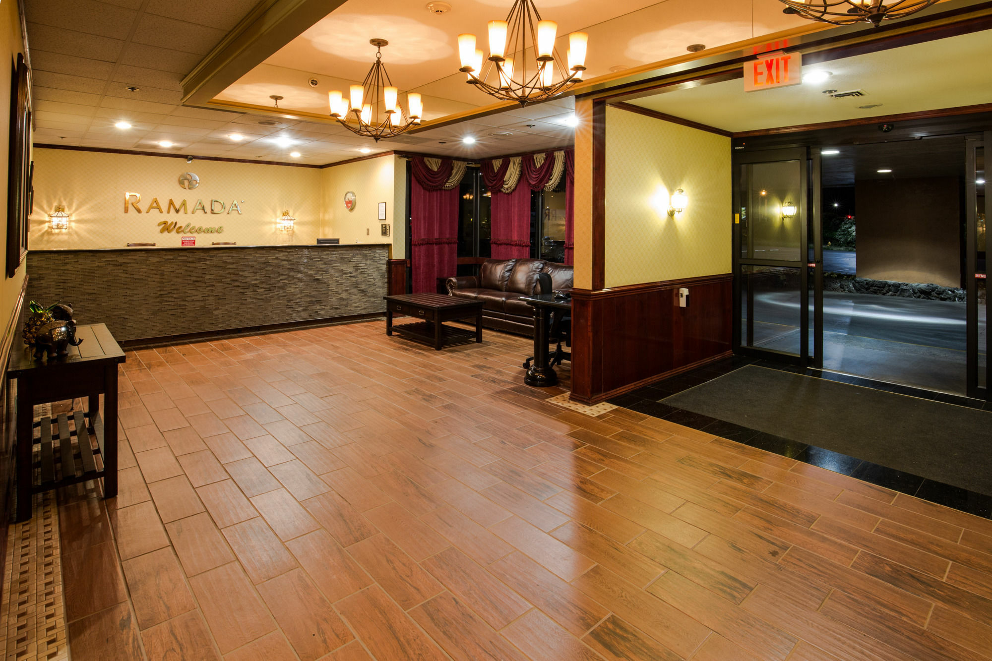 Ramada By Wyndham Medford Hotel & Conference Center Exterior foto